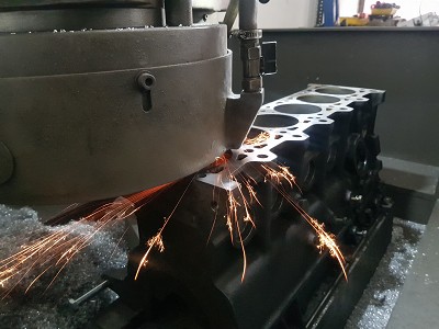 Motorblock bei der Planbearbeitung von Mirbach Motoren